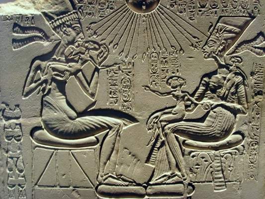 Akhenaton, Nefertiti e seus filhos