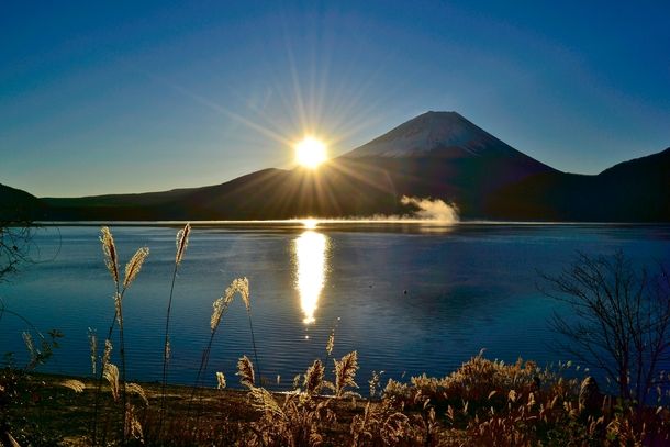 Um amanhecer fresco no Monte Fuji do Lago Motosu, Japão